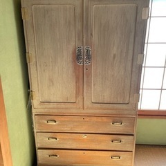 レトロな商品となります。70〜80年前位の桐のタンス