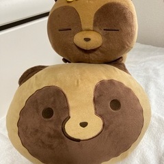 お話し中(タヌキとキツネ　大きなぬいぐるみ