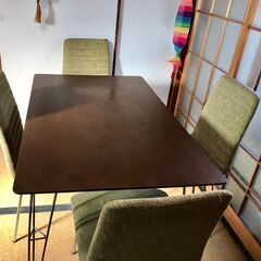 4セットの椅子が付いている食卓の画像
