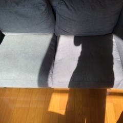 ダークグレーのソファーの画像