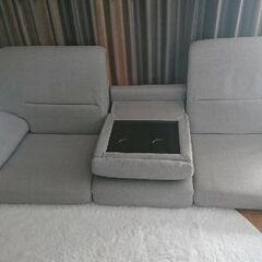 引っ越しの為、家具を片付けしてます、３人かけローソファー、の画像