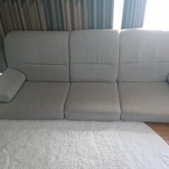 引っ越しの為、家具を片付けしてます、３人かけローソファー、の画像