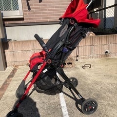 コンビのベビーカー（レインカバー付き）