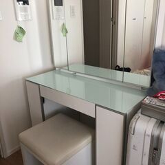 【取引終了】【お譲りします】白のドレッサー／化粧台／イス付き