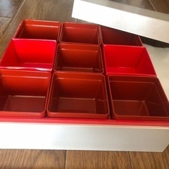 仕切りがたくさんある一段重の画像