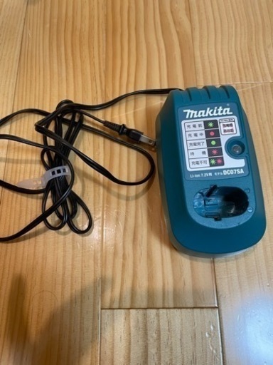 【断捨離 多数出品中】  makita マキタ Li-ion 7.2V 用 バッテリー 充電器 中古品 DC07SA の出品です。  家に眠っていたので出品します