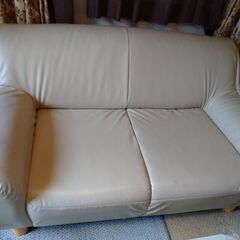 オフホワイトソファーひじ掛け付き2人掛け