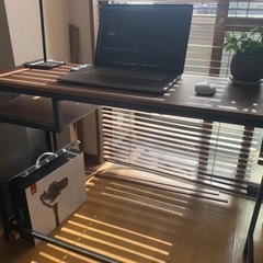 机　パソコンテーブルの画像
