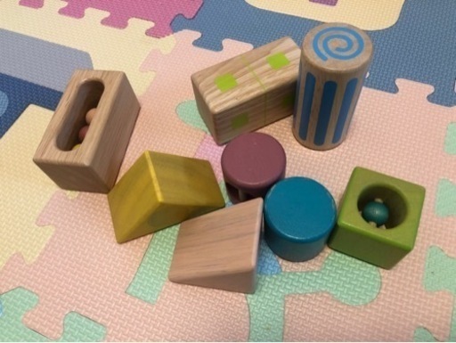 カラフルなおもちゃのセット