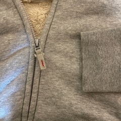 【決まりました】UNIQLO ユニクロ  裏ボア付き　グレーパーカー　キッズ150cmの画像