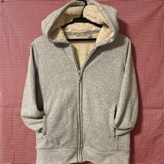 【決まりました】UNIQLO ユニクロ  裏ボア付き　グレーパーカー　キッズ150cmの画像