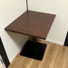 カフェのテーブルの画像