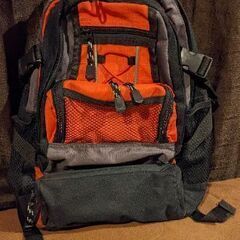 赤と黒のリュックの画像