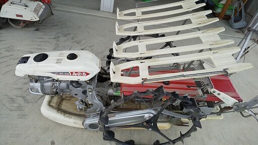 みのる２条歩行田植え機一式すべてです。手動種まき機、専用枠、その他一式