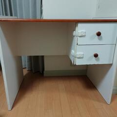 オーストラリアで購入した白の学習机の画像