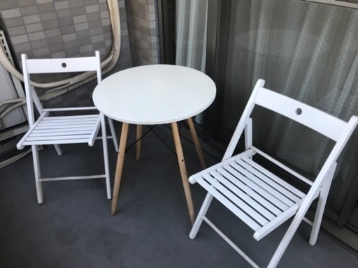 ニトリコーヒーテーブル+IKEAチェア2つ
