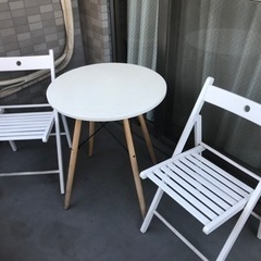 ニトリコーヒーテーブル+IKEAチェア2つ
