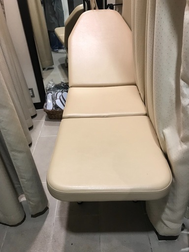 エステ等、施術用チェアーベッド