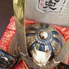 無料！源氏兜デラックス✨兜飾り✨美術工芸✨外箱シミありますが、中身目立つ汚れありません✨使用によるキズ少しあり✨中古品【こちらは店舗です。浜村鹿野温泉ICから3分 買取本舗 宮本リサイクル 営業時間９～１９時 定休日水曜のみ←連絡できませんm(_ _)m】の画像