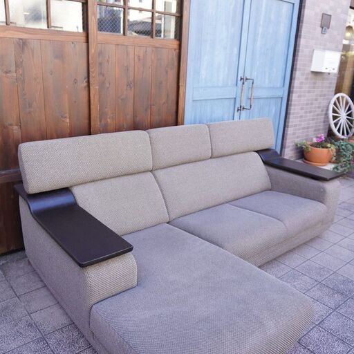 karimoku(カリモク家具)のUU5548カウチソファーです。アーバンブラックの木部とグレーの張地がリビングを洗練された印象に。包