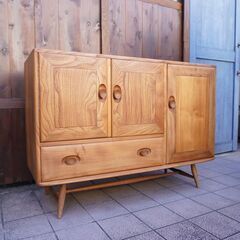 イギリスercol(アーコール)社のエルム無垢材を使用したサイドボードです！丸みを帯びた可愛らしいフォルムのリビングボード。お部屋を優しい雰囲気にしてくれる英国アンティーク家具です♪BL114の画像