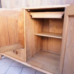イギリスercol(アーコール)社のエルム無垢材を使用したサイドボードです！丸みを帯びた可愛らしいフォルムのリビングボード。お部屋を優しい雰囲気にしてくれる英国アンティーク家具です♪BL114の画像