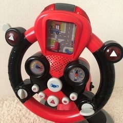 子供が乗って運転できる玩具です