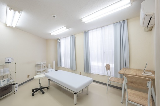 【値下げ】施術ベッド　手動昇降式　大船駅前引き取り　10000円