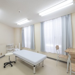 【値下げ】施術ベッド　手動昇降式　大船駅前引き取り　10000円