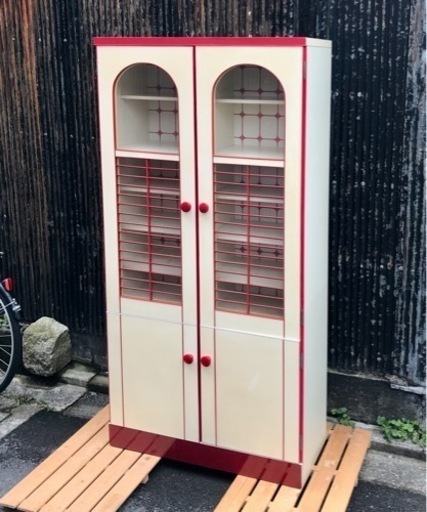 レトロな食器棚