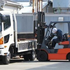 フォークリフトを使った倉庫内での搬入搬出業務　～スワン株式会社