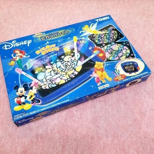 【 新品　デッドストック 】 TAKARA TOMY　タカラトミー　ディズニーキャラクターズ　ヒカリパレット 商品名：ディズニーヒカリパレット 製造メーカー：ＴＯＭＹ 商品サイズ：ヒカリパレット 縦約33,5㎝×幅約2㎝×横約44㎝   【状態】新品/未使用品 ※撮影のため開封してます。 ※未使用新品ですが長期保管(古い商品)です。 付属の水彩蛍光マーカーが使えなくなってる可能性も御座います。 開封して試し書きする訳にもいけませんので「ジャンク品」として出品します。