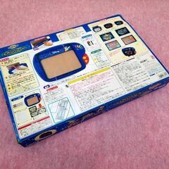 【 新品　デッドストック 】 TAKARA TOMY　タカラトミー　ディズニーキャラクターズ　ヒカリパレット 商品名：ディズニーヒカリパレット 製造メーカー：ＴＯＭＹ 商品サイズ：ヒカリパレット 縦約33,5㎝×幅約2㎝×横約44㎝   【状態】新品/未使用品 ※撮影のため開封してます。 ※未使用新品ですが長期保管(古い商品)です。 付属の水彩蛍光マーカーが使えなくなってる可能性も御座います。 開封して試し書きする訳にもいけませんので「ジャンク品」として出品します。の画像