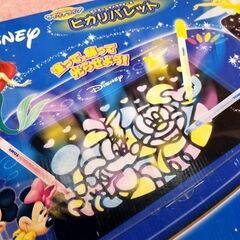 【 新品　デッドストック 】 TAKARA TOMY　タカラトミー　ディズニーキャラクターズ　ヒカリパレット 商品名：ディズニーヒカリパレット 製造メーカー：ＴＯＭＹ 商品サイズ：ヒカリパレット 縦約33,5㎝×幅約2㎝×横約44㎝   【状態】新品/未使用品 ※撮影のため開封してます。 ※未使用新品ですが長期保管(古い商品)です。 付属の水彩蛍光マーカーが使えなくなってる可能性も御座います。 開封して試し書きする訳にもいけませんので「ジャンク品」として出品します。の画像
