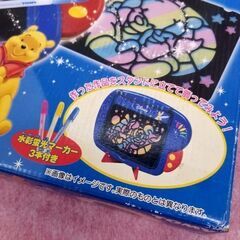 【 新品　デッドストック 】 TAKARA TOMY　タカラトミー　ディズニーキャラクターズ　ヒカリパレット 商品名：ディズニーヒカリパレット 製造メーカー：ＴＯＭＹ 商品サイズ：ヒカリパレット 縦約33,5㎝×幅約2㎝×横約44㎝   【状態】新品/未使用品 ※撮影のため開封してます。 ※未使用新品ですが長期保管(古い商品)です。 付属の水彩蛍光マーカーが使えなくなってる可能性も御座います。 開封して試し書きする訳にもいけませんので「ジャンク品」として出品します。の画像