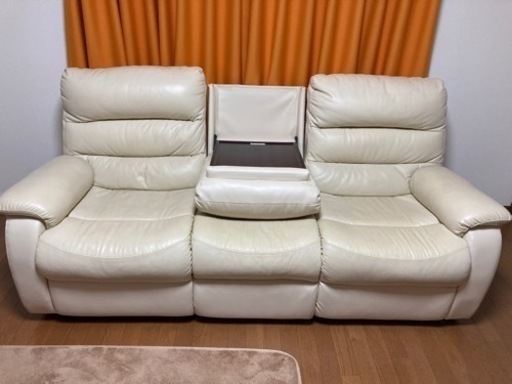 2021年12月25日まで　ニトリテーブル付き3人掛け　電動ソファ　ビリーバー3