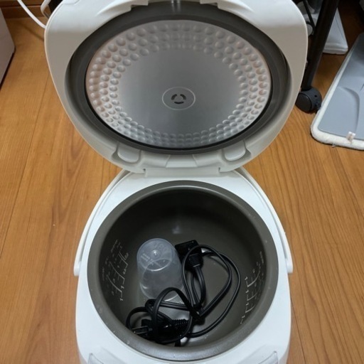 炊飯器5.5合炊き　東芝　RC10MFH