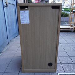 無印良品(MUJI)のオーク材キャビネットです。リビングボードやキッチンの収納庫、書庫など用途はさまざま。カフェ風やモダンなお部屋にもおススメです♪扉付で使い勝手も抜群。BL126の画像