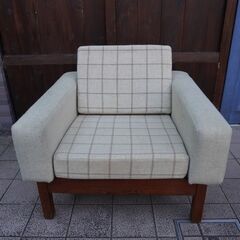 北欧デンマークから入荷したゆったりリラックスして座れるローズウッド材×ファブリックのシングルソファです。チェック柄が可愛らしいアームチェアはインテリアのアクセントに♪BL127の画像