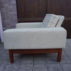 北欧デンマークから入荷したゆったりリラックスして座れるローズウッド材×ファブリックのシングルソファです。チェック柄が可愛らしいアームチェアはインテリアのアクセントに♪BL127の画像
