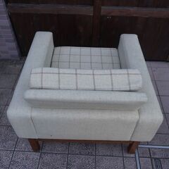 北欧デンマークから入荷したゆったりリラックスして座れるローズウッド材×ファブリックのシングルソファです。チェック柄が可愛らしいアームチェアはインテリアのアクセントに♪BL127の画像