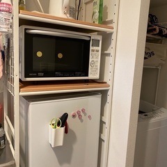 冷蔵庫とラックの画像