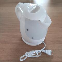 白い電気ケトル(最大1.2リットル)の画像