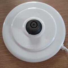 白い電気ケトル(最大1.2リットル)の画像