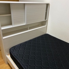 シンプルなセミダブルベット（マットレス付）