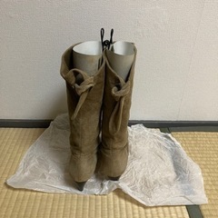 スウェードブーツの画像