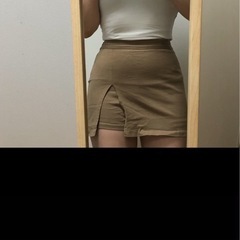 ベージュスカートの画像