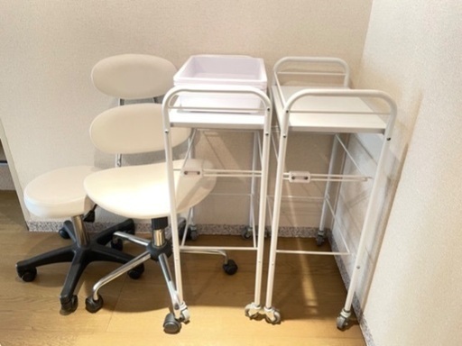 エステ　ワゴン2台　椅子2脚
