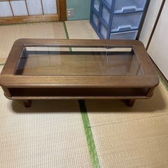 ガラス窓付きテーブルです。