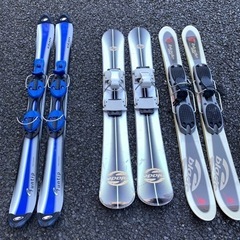 カービング、ショートスキー板4セットとブーツの画像